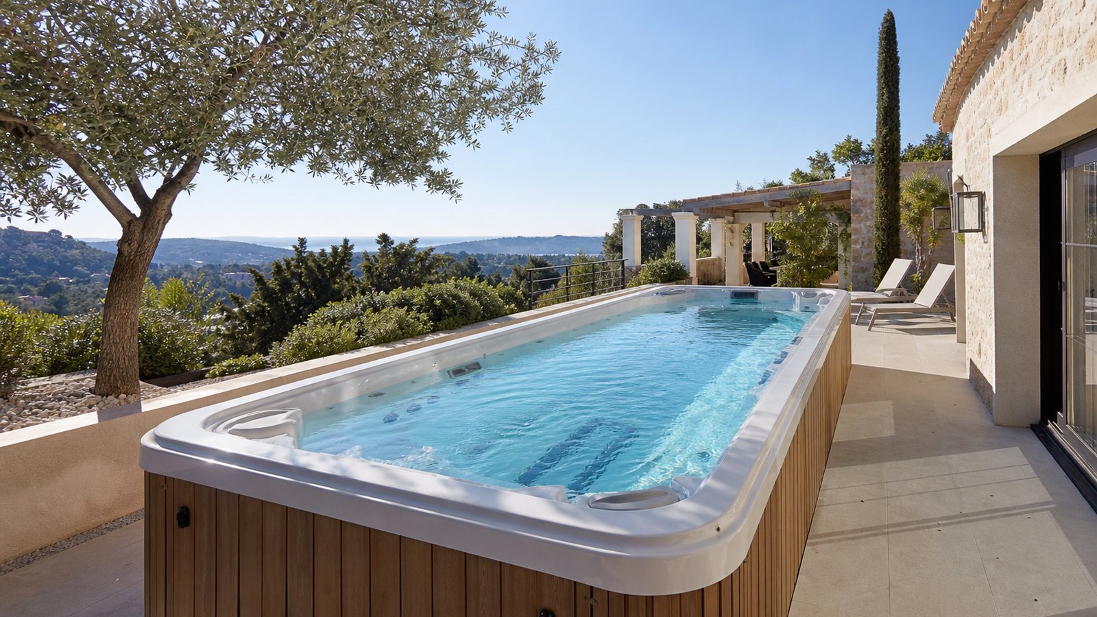 Spa de nage haut de gamme à l'eau turquoise sur une terrasse